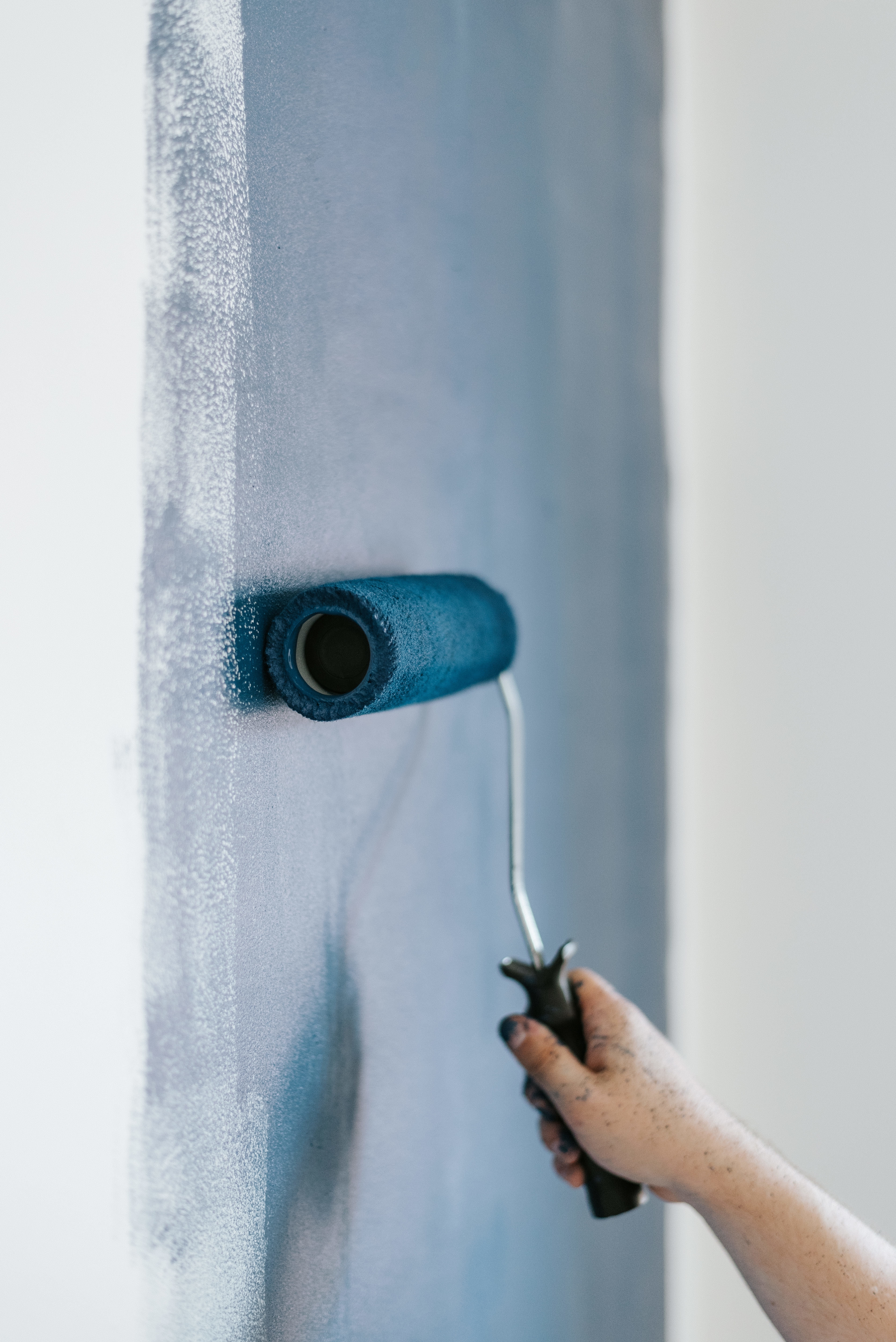 Wandarbeit mit Farbrolle
