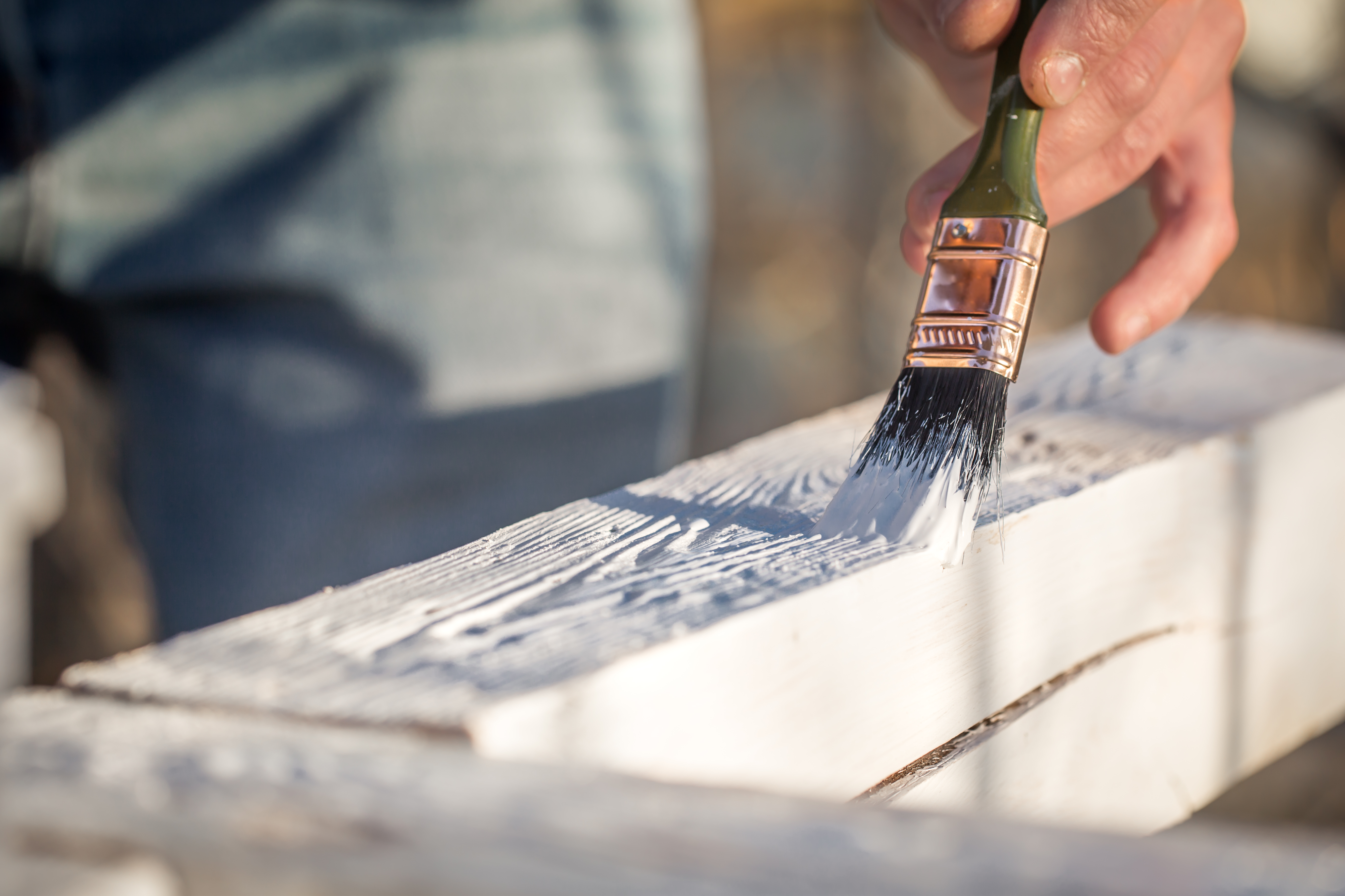 Pinselarbeit an Holz